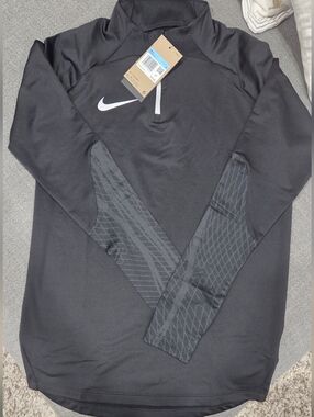 Nike Black Long-Sleeve Athletic Top with Subtle Sleeve Pattern